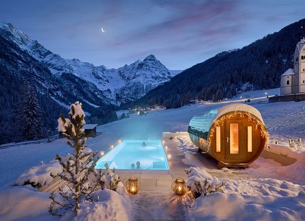 Piscina Infinity immersa nella neve e sauna con vista: al Bella Vista di Trafoi, montagna tra sport e relax